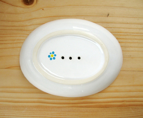 Mýdlenka keramická oválná - bílá s modrým puntíkem