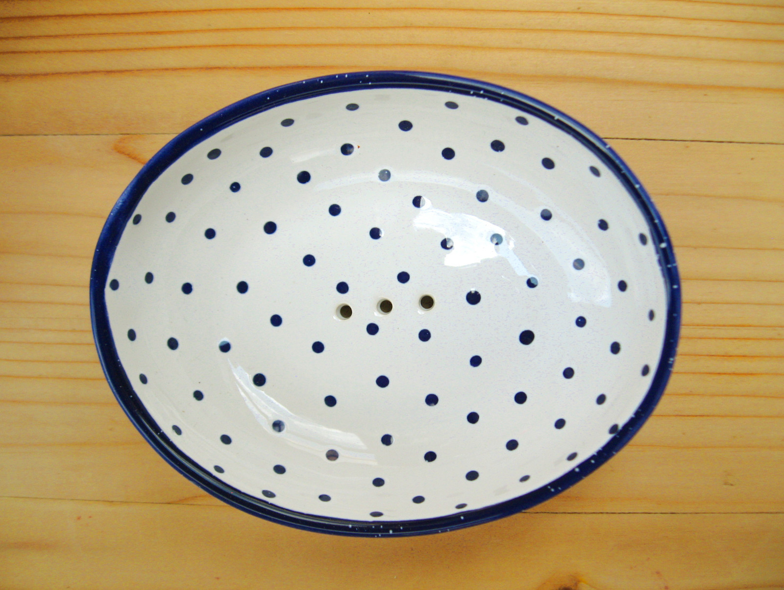 Mýdlenka keramická oválná - bílá s modrým puntíkem