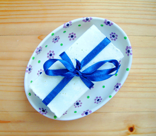 Mýdlenka keramická oválná - fialové kvítky