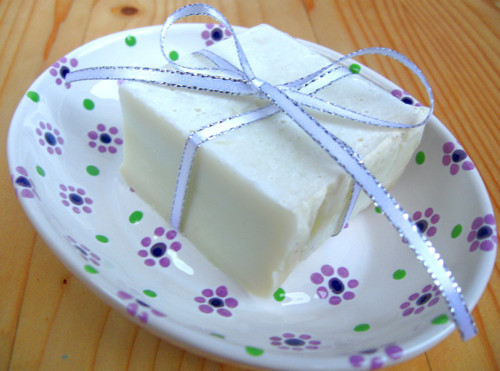 Mýdlenka keramická oválná - fialové kvítky