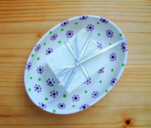 Mýdlenka keramická oválná - fialové kvítky